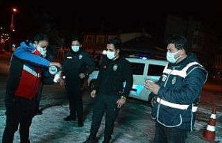 Eksi 10 derecede görev başındaki polislere vatandaşlar...