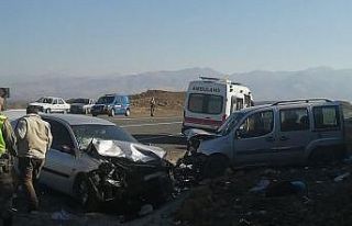 Elazığ’da araçlar kafa kafaya çarpıştı: 1...