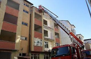 Elazığ’da çatı yangını büyümeden söndürüldü