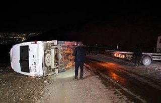 Elazığ’da minibüs devrildi: 3 yaralı
