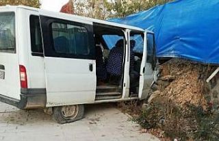 Elazığ’da minibüs duvara çarptı: 8 yaralı
