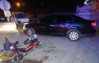 Elektrikli bisiklet otomobile çarptı: 1 yaralı