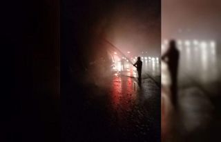 Elyaf yüklü tırda çıkan yangını itfaiye söndürdü