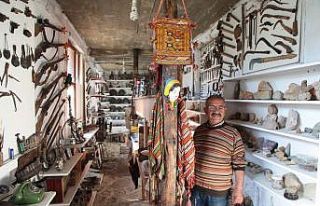 Emekli öğretmen 50 yıldır topladığı antika...