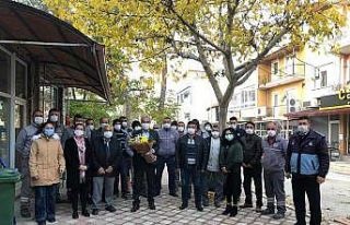 Emekli öğretmen Başkanına personelinden kutlama