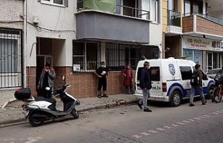 Emekli öğretmen evinde ölü bulundu