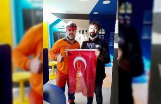 Enkazdan çıkan bayrağı duyarlı çalışana teslim...