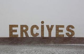 Erciyes Kayak Merkezi’ne lapa lapa kar yağdı