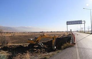 Erzincan-Sivas kara yolunda bulunan köprüde genişletme...