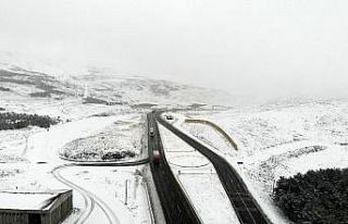 Erzincan - Sivas kara yolunda kar yağışı sürücülere...