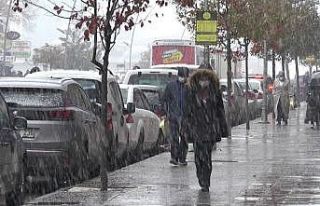 Erzurum’da kar yağışı sürücülere ve yayalara...