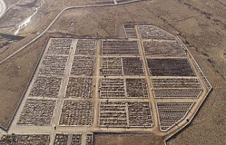 Erzurum’da mezarlıkta kış hazırlığı