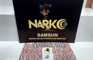 Evinde uyuşturucu haplarla yakalandı