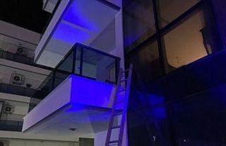 Evine balkondan girmeye çalıştı, yere düştü