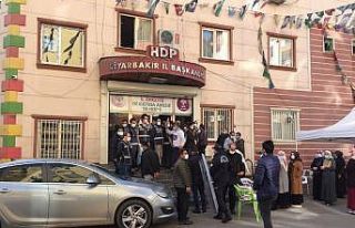 Evlat nöbetindeki aileler ile HDP’liler arasında...