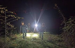 Evlerinden dolaşmak için çıkan iki kardeş ormanlık...