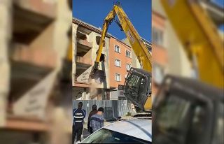 Eyüpsultan’da riskli yapıların yıkımına başlandı