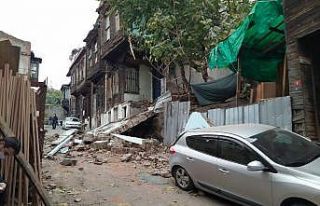 Fatih’te metruk binanın yan cephesi çöktü