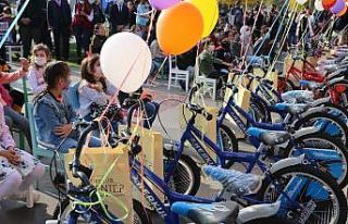 Fatma Şahin en çok kitap okuyan çocuklara bisiklet...