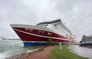 Finlandiya’da yolcu gemisi karaya oturdu, 400’den...