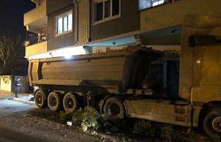 Freni boşalan kamyon iş yerine girdi