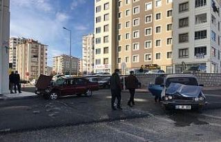 Freni patlayan kamyon iki otomobili biçti