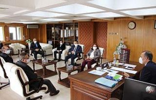 FÜ’de en etkili bilim insanlarına plaket verildi