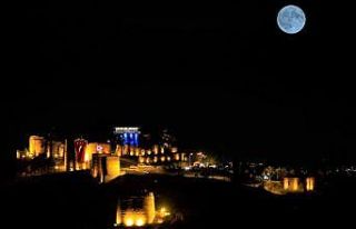 Gece ayrı, gündüz ayrı güzel