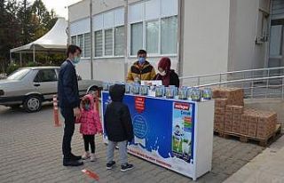 Gediz Belediyesi’nden ücretsiz süt dağıtımı