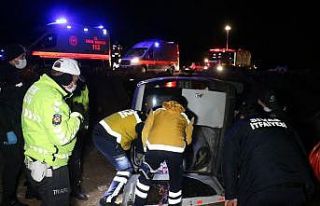 Hafif ticari araç tarlaya uçtu : 5 yaralı