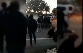 Hafif ticari araçla ile otomobil çarpıştı: 1...