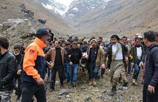 Hakkari’de dağdan düşen 5 çocuk babası ağır...