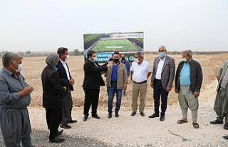 Haliliye kırsalındaki mahalleye halı saha