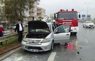Hareket halindeki araç alev aldı, yardıma esnaf...