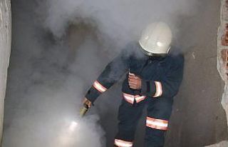 Hasarlı binanın bodrum katı yandı