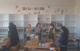 Hayırsever doktorlardan köy okuluna kütüphane