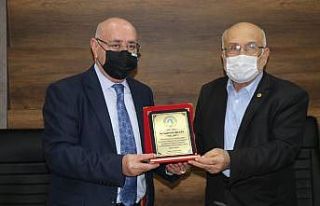 Hayırsever iş adamları ve esnafa plaket