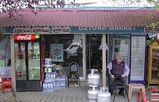 Hayırsever, mahallenin bakkal borcunu veresiye defterini...