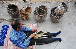 Hayıt ve kargı dallarından yapılan sepetler plastik...