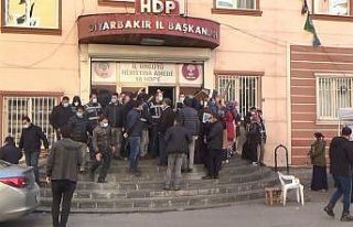 HDP önünde ailelerin yüzüne tükürülmesi iddiası...