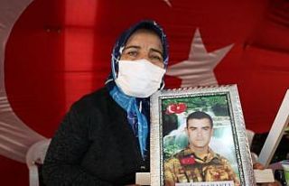 HDP önünde evlat nöbetine devam eden Cennet Kabaklı:...