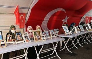 HDP önündeki aileler eylemlerine kararlılıkla...