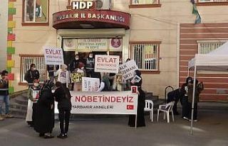 HDP önündeki ailelerin nöbeti kararlılıkla devam...