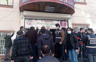 HDP’liler ile evlat nöbeti tutan aileler arasında...