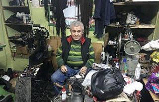 Her gün satın aldığı yemlerle yaban güvercinlerini...