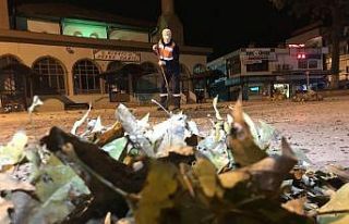 Herkes evlerine gitti, sokaklar temizlikçilere kaldı