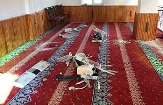 Heyelan nedeniyle, ibadete kapatılan camiyi hırsızlar...