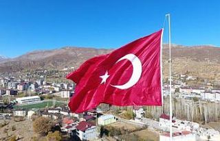 Hizan’da dev Türk bayrağı göndere çekildi