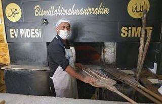 Hobi olarak başladığı ahşap işlemeciliği ikinci...