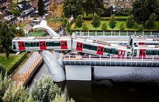 Hollanda’da balina heykeline çarpan metro 10 metre...
